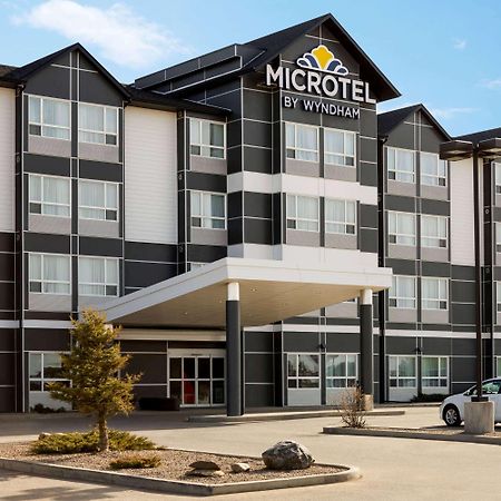Microtel Inn & Suites By Wyndham Lloydminster Esterno foto