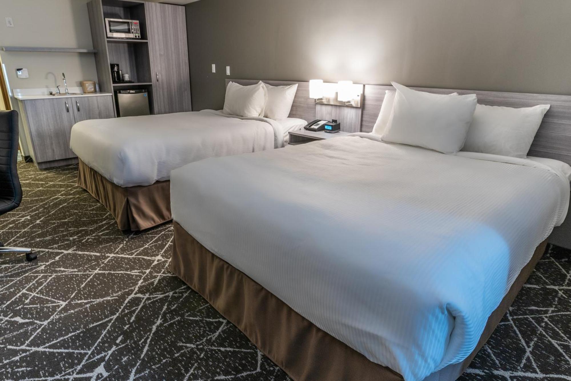 Microtel Inn & Suites By Wyndham Lloydminster Esterno foto