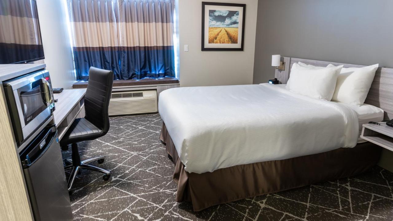 Microtel Inn & Suites By Wyndham Lloydminster Esterno foto