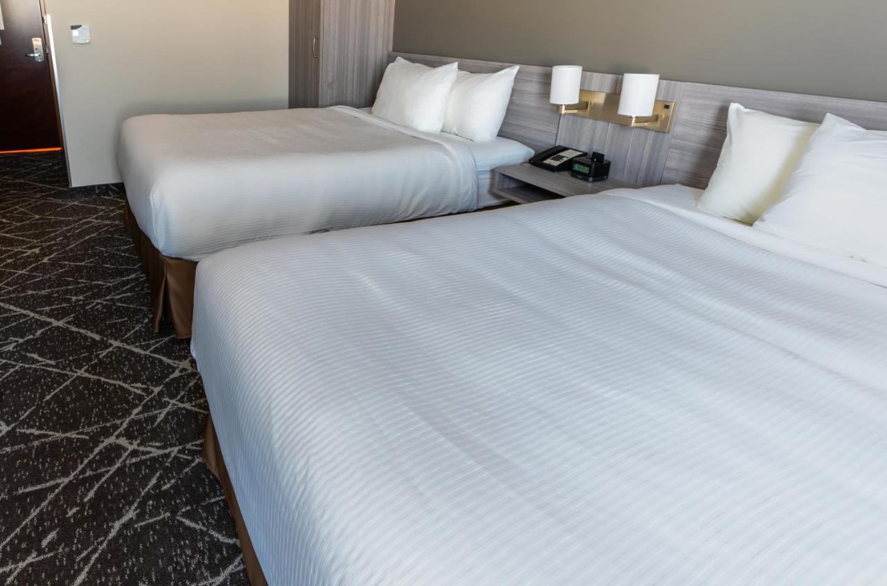 Microtel Inn & Suites By Wyndham Lloydminster Esterno foto