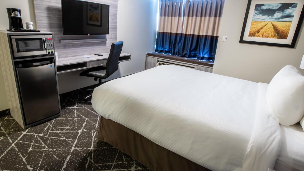 Microtel Inn & Suites By Wyndham Lloydminster Esterno foto