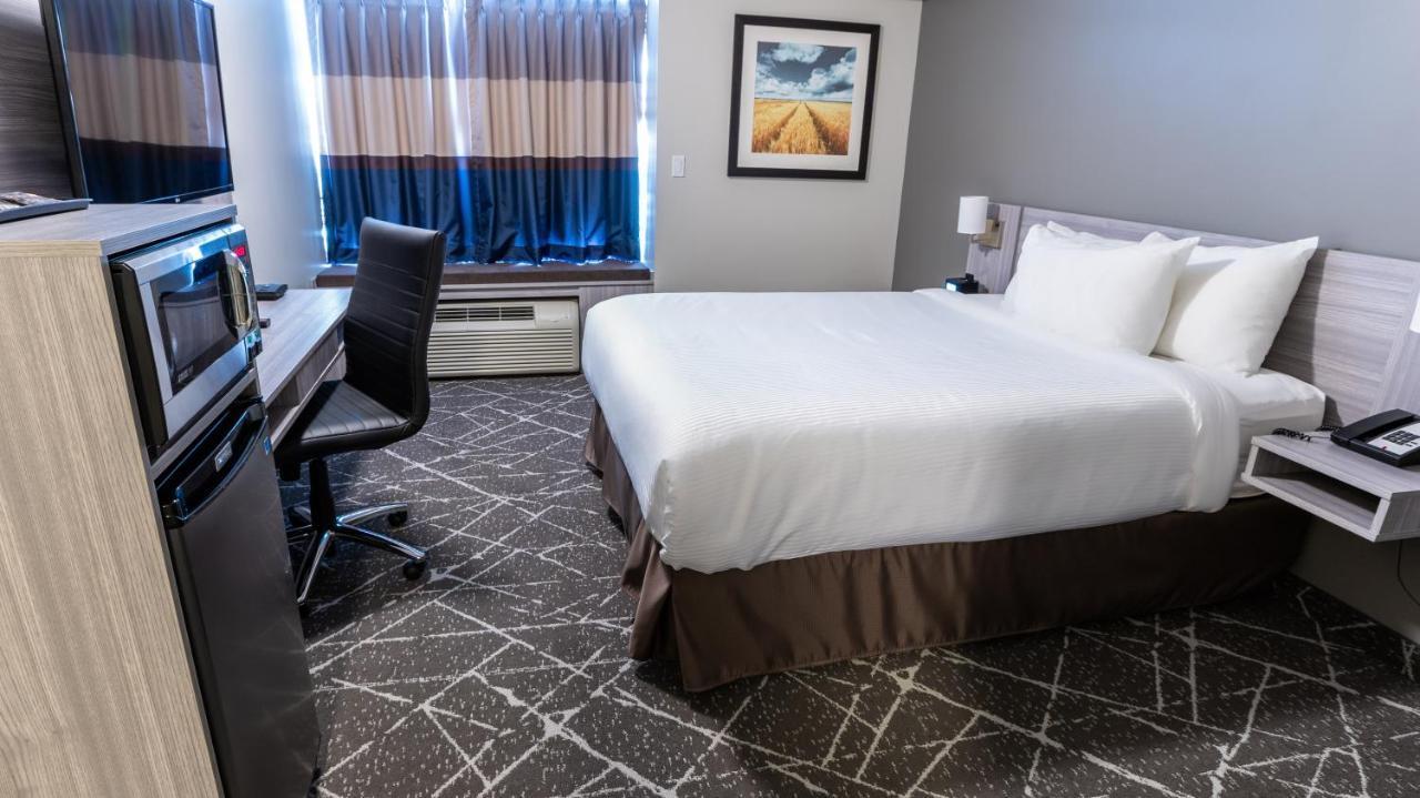 Microtel Inn & Suites By Wyndham Lloydminster Esterno foto