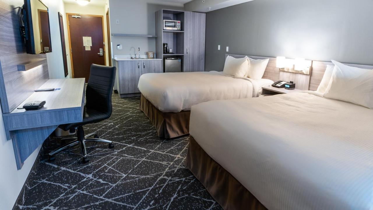 Microtel Inn & Suites By Wyndham Lloydminster Esterno foto