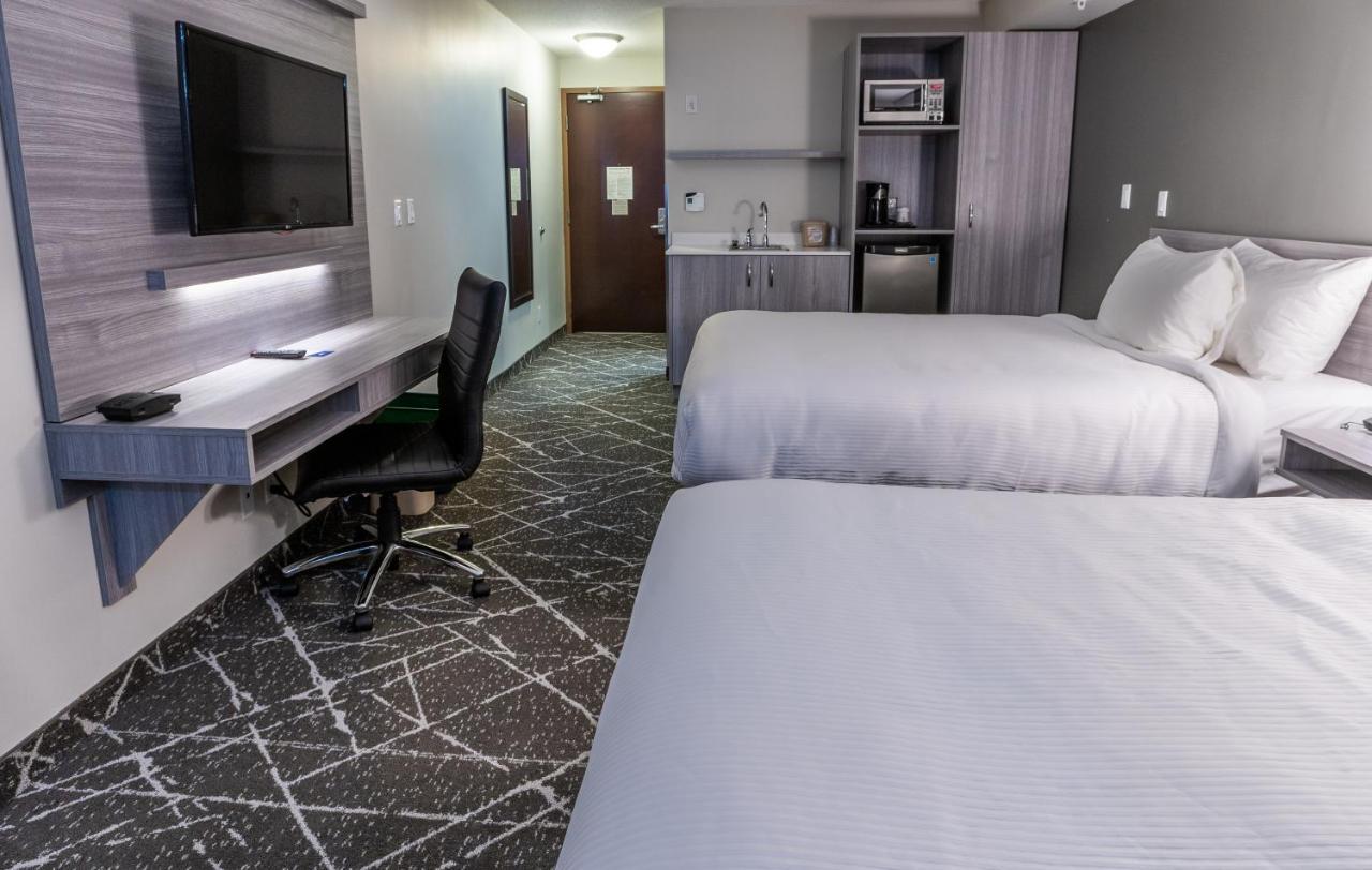 Microtel Inn & Suites By Wyndham Lloydminster Esterno foto