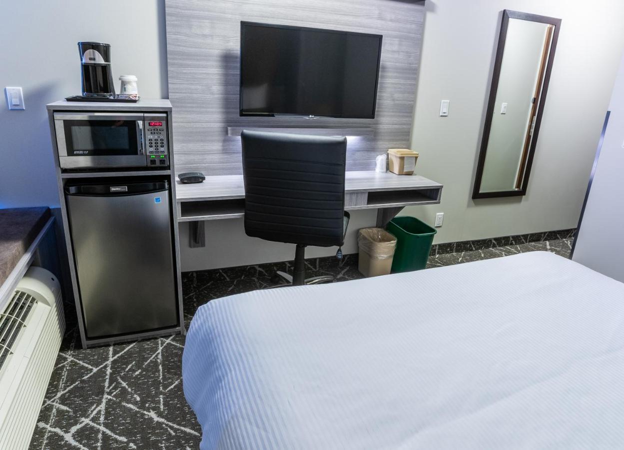 Microtel Inn & Suites By Wyndham Lloydminster Esterno foto