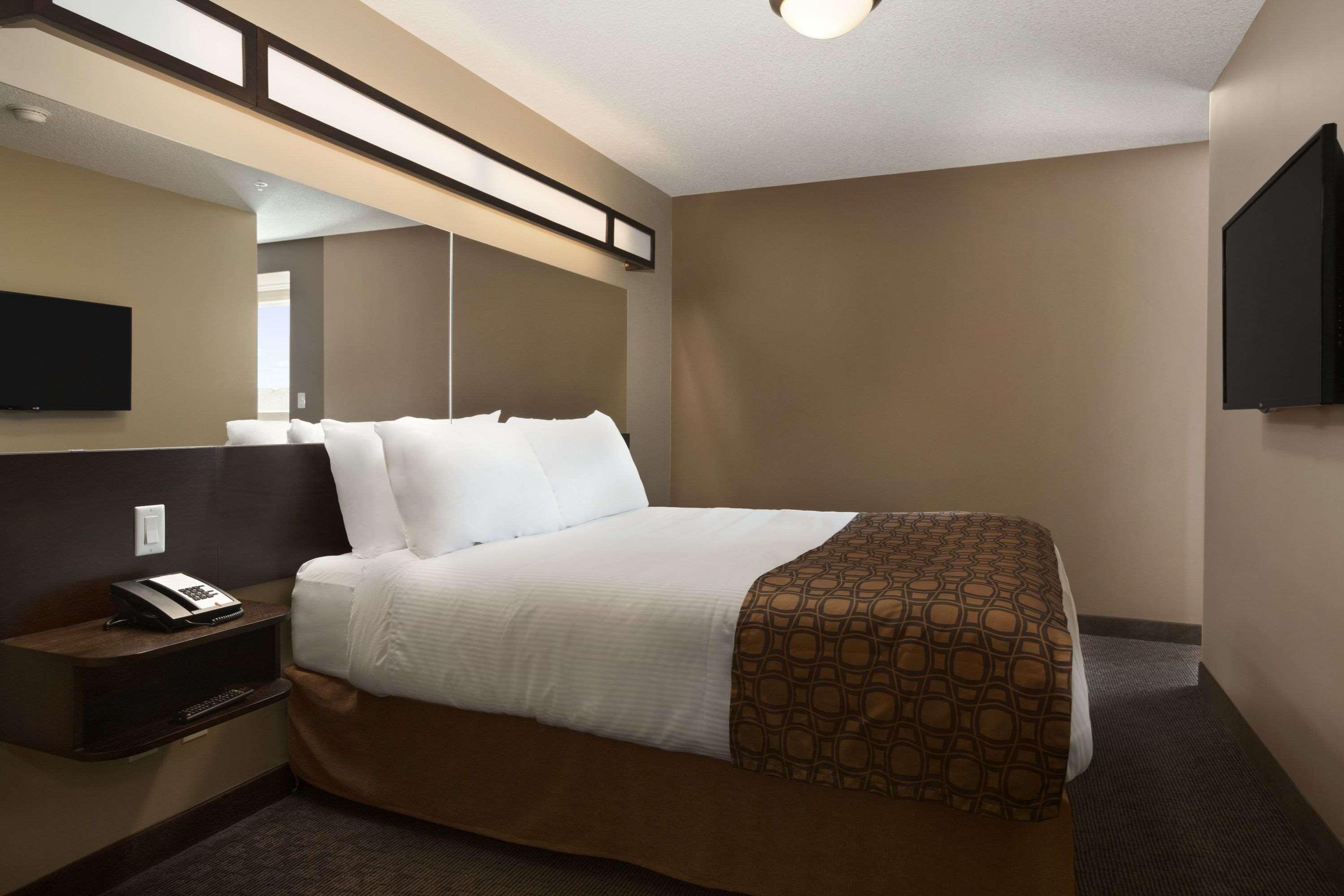 Microtel Inn & Suites By Wyndham Lloydminster Esterno foto
