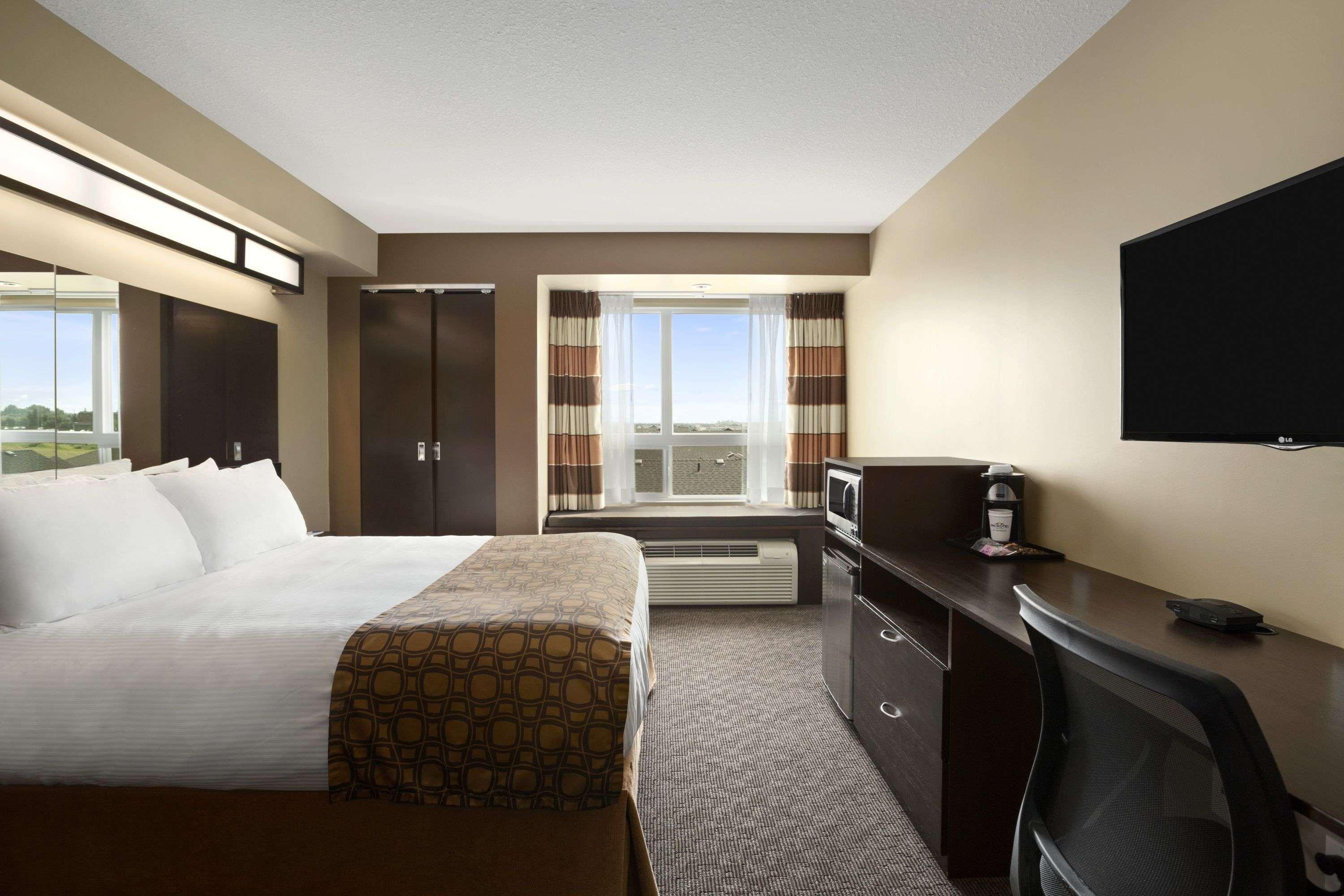 Microtel Inn & Suites By Wyndham Lloydminster Esterno foto