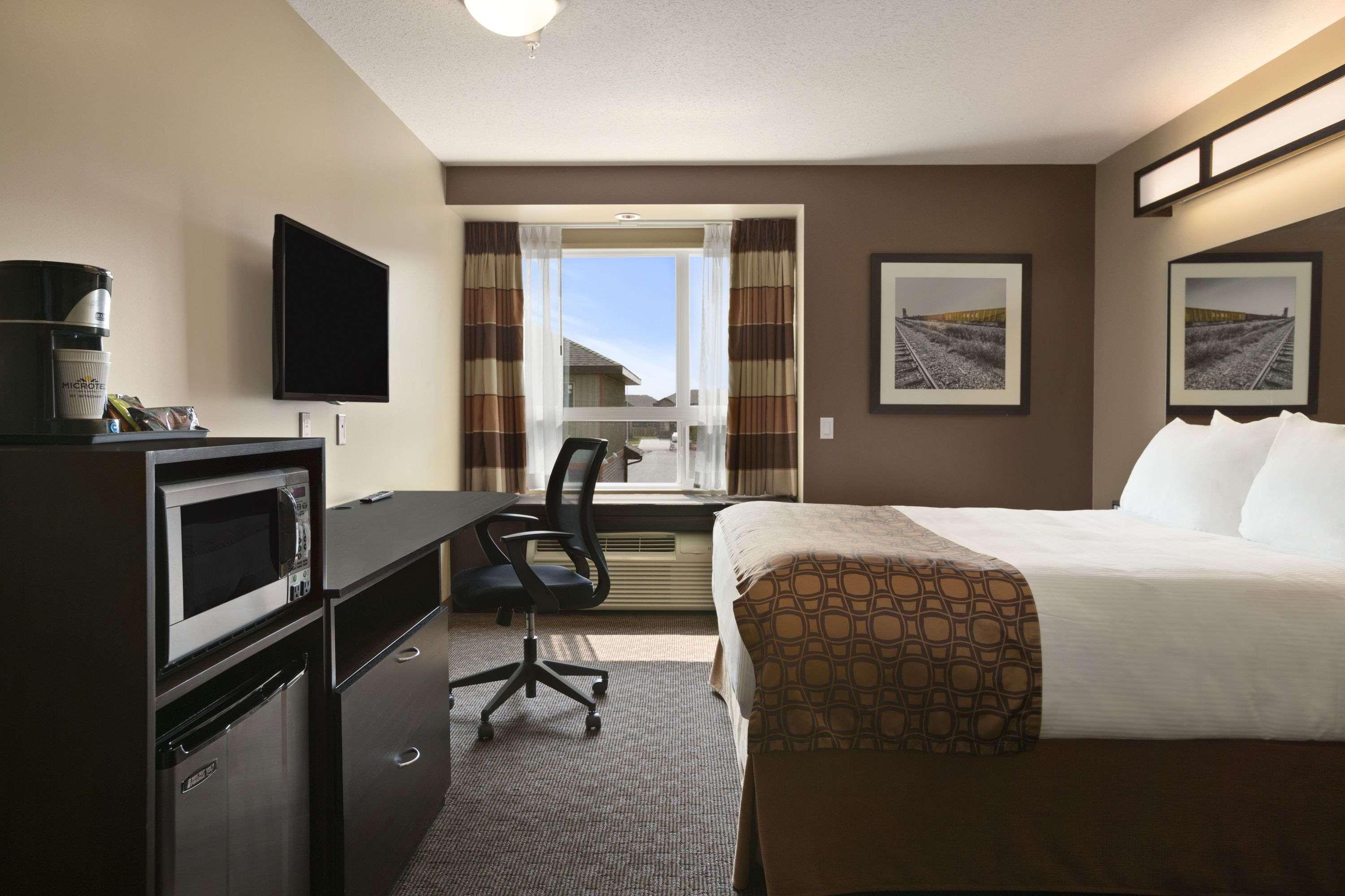 Microtel Inn & Suites By Wyndham Lloydminster Esterno foto