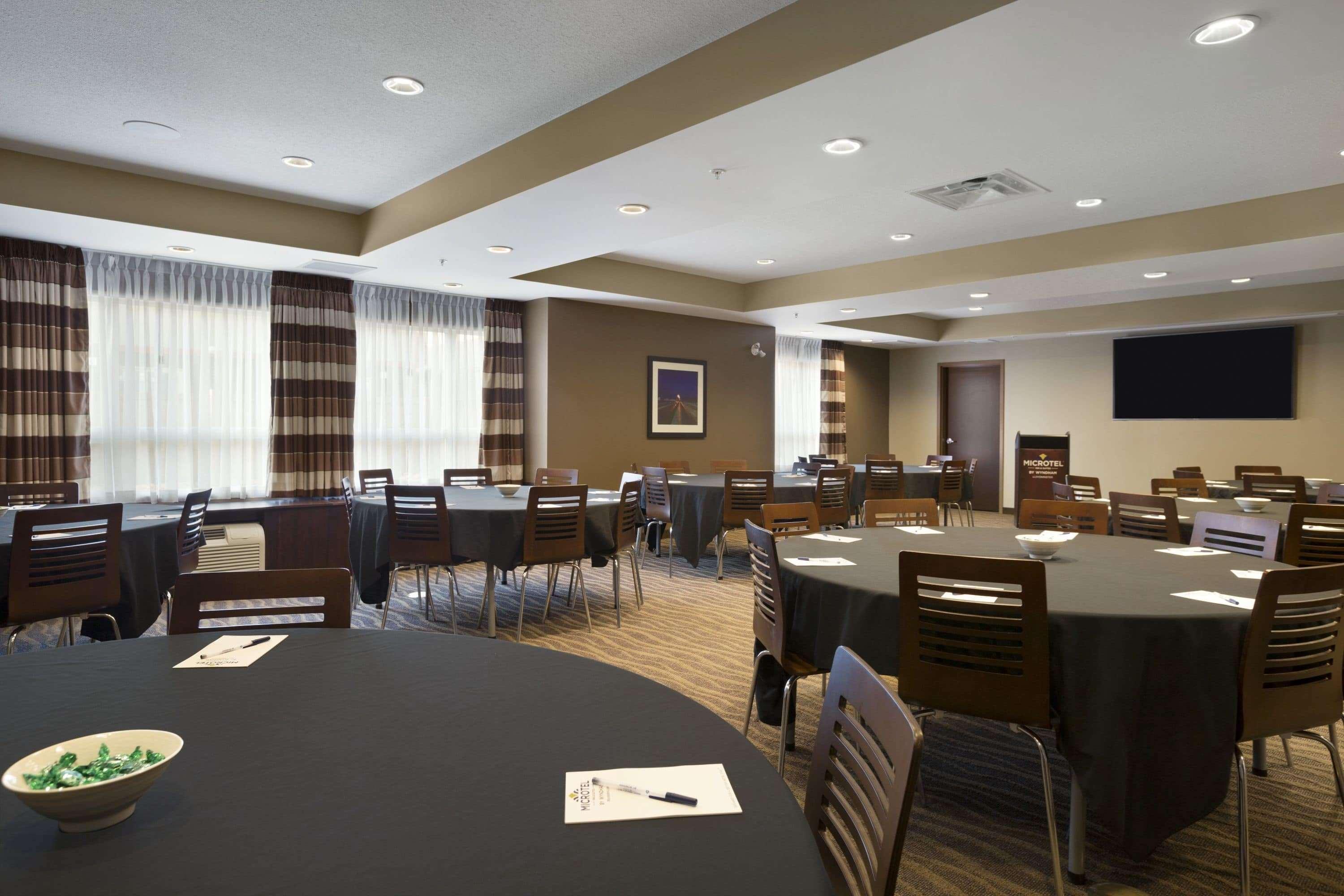 Microtel Inn & Suites By Wyndham Lloydminster Esterno foto