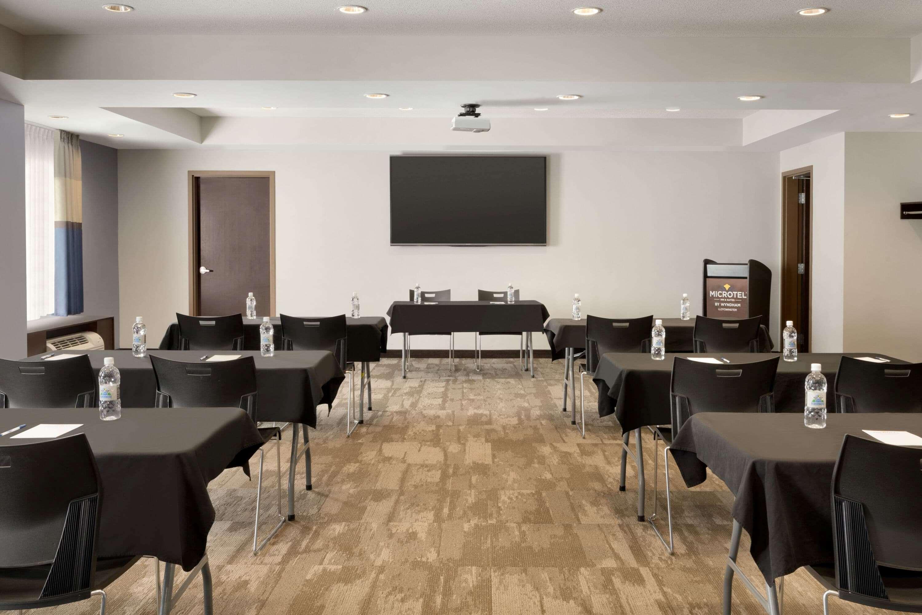 Microtel Inn & Suites By Wyndham Lloydminster Esterno foto