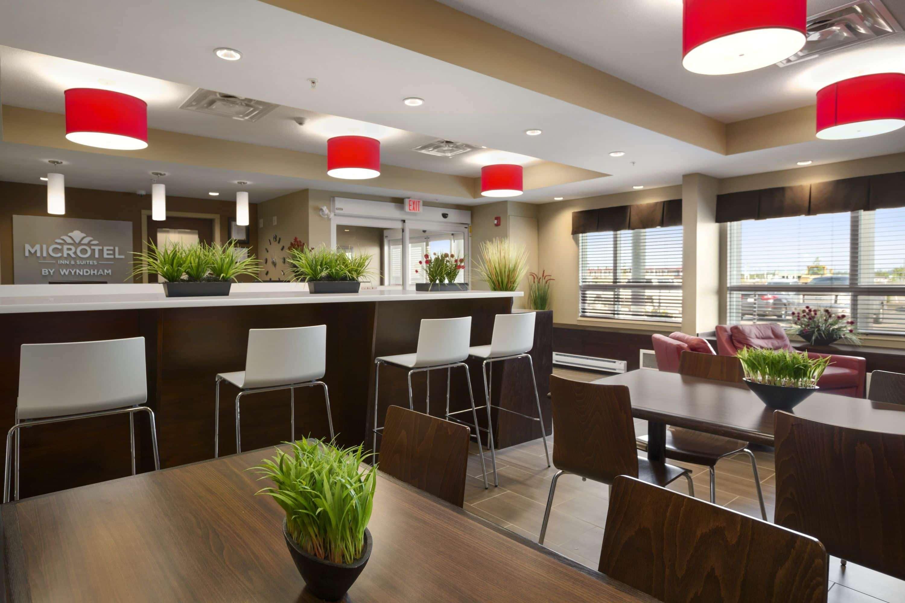 Microtel Inn & Suites By Wyndham Lloydminster Esterno foto