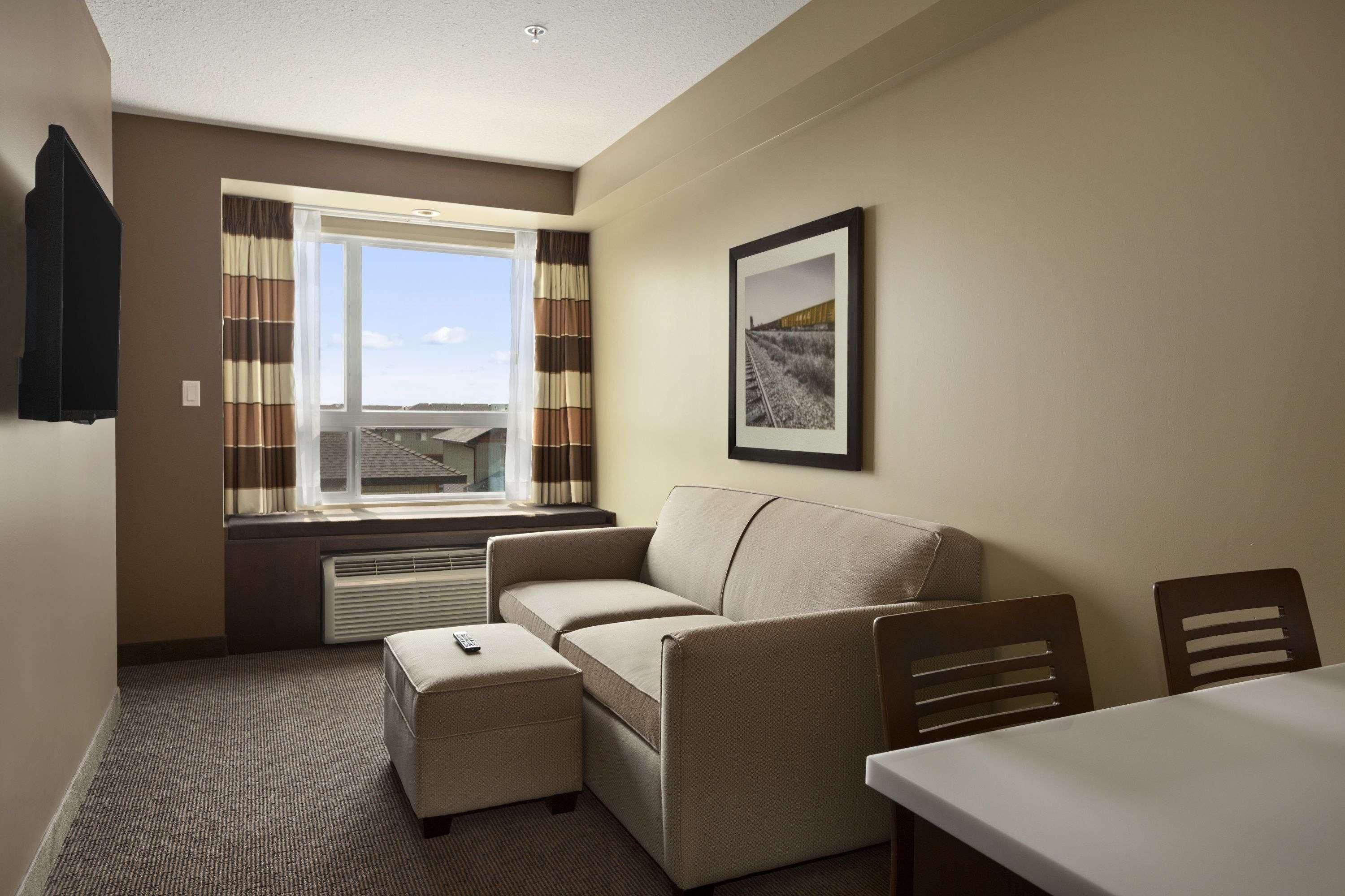 Microtel Inn & Suites By Wyndham Lloydminster Esterno foto