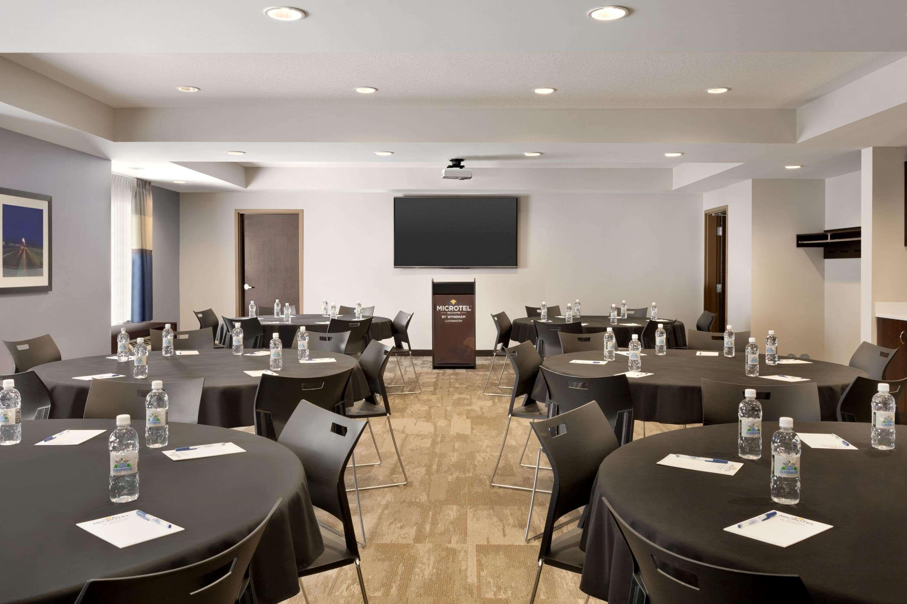 Microtel Inn & Suites By Wyndham Lloydminster Esterno foto