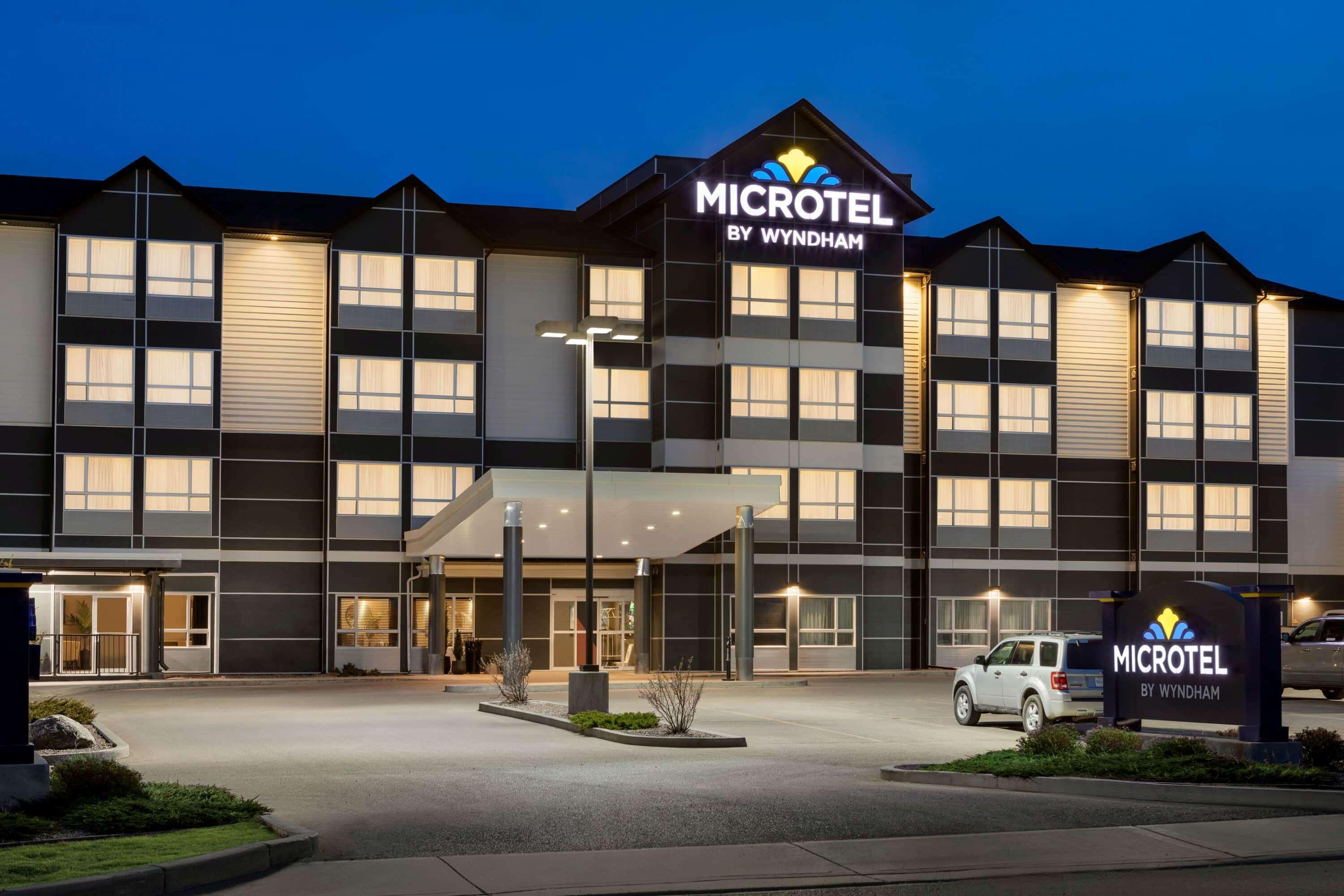 Microtel Inn & Suites By Wyndham Lloydminster Esterno foto