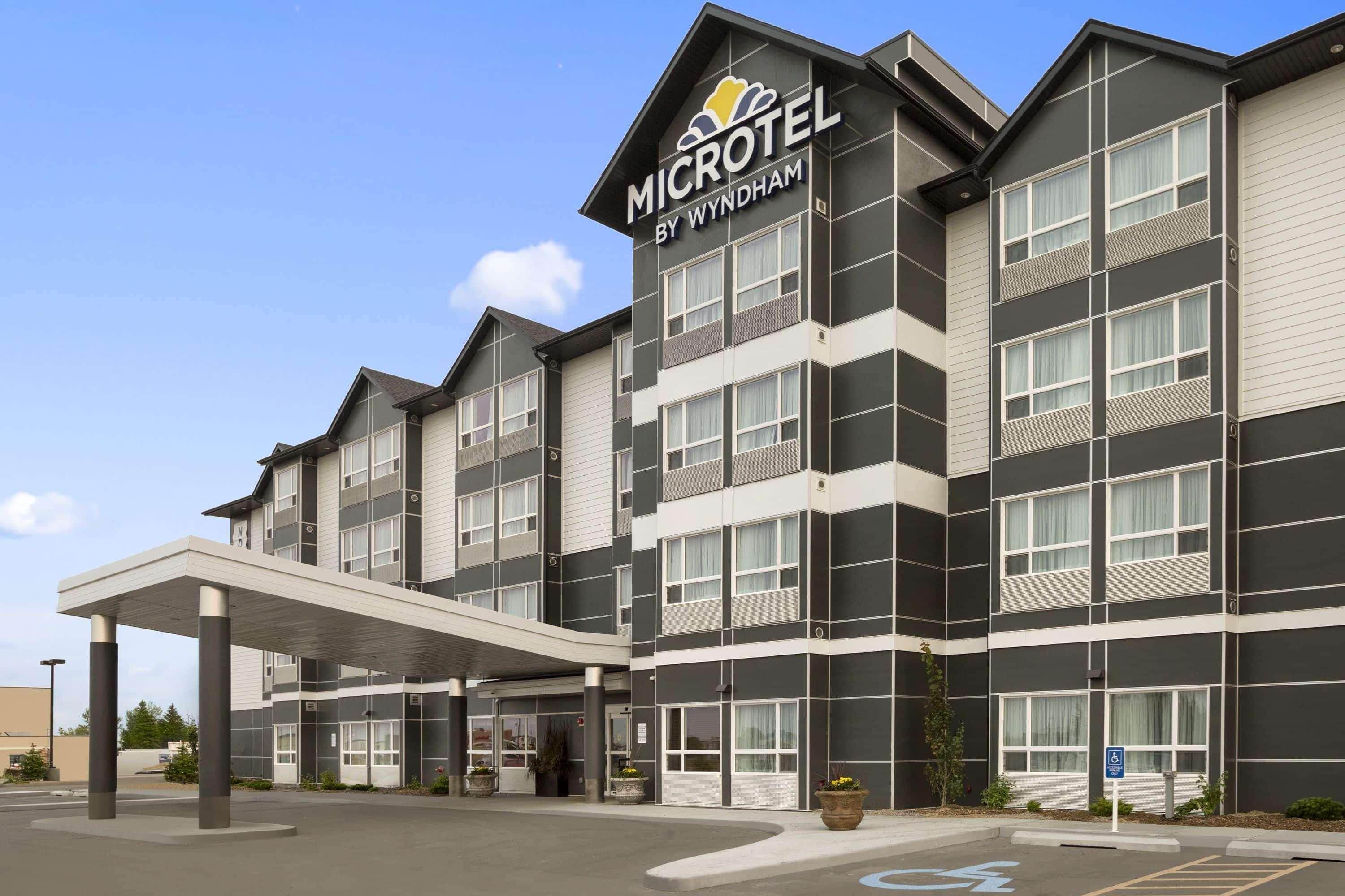 Microtel Inn & Suites By Wyndham Lloydminster Esterno foto