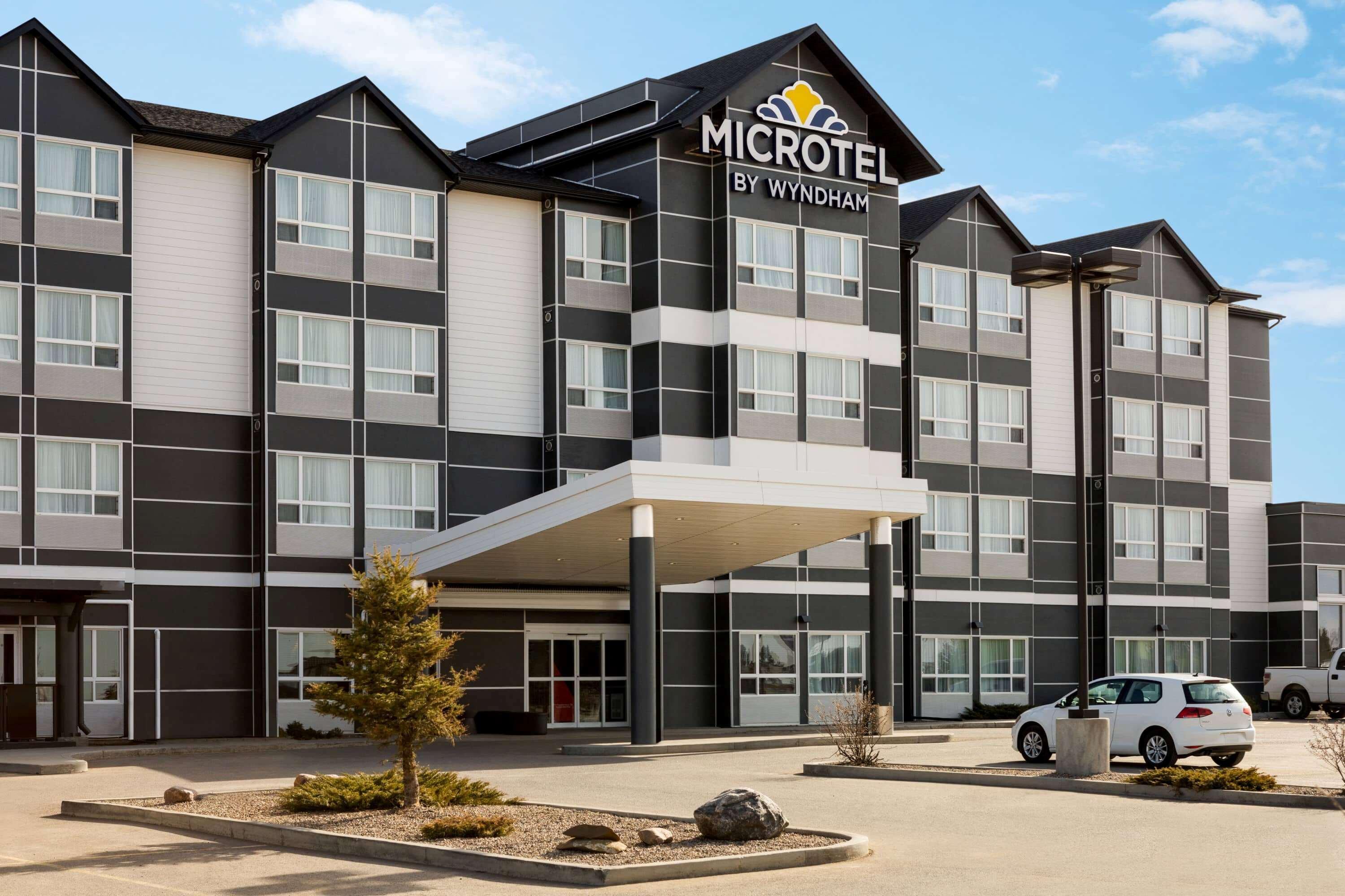 Microtel Inn & Suites By Wyndham Lloydminster Esterno foto