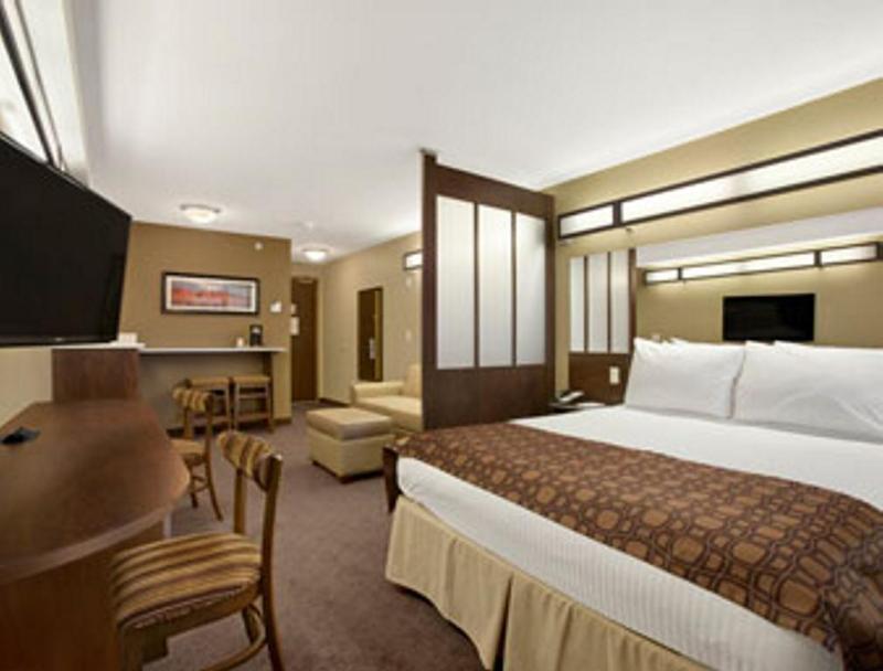 Microtel Inn & Suites By Wyndham Lloydminster Esterno foto