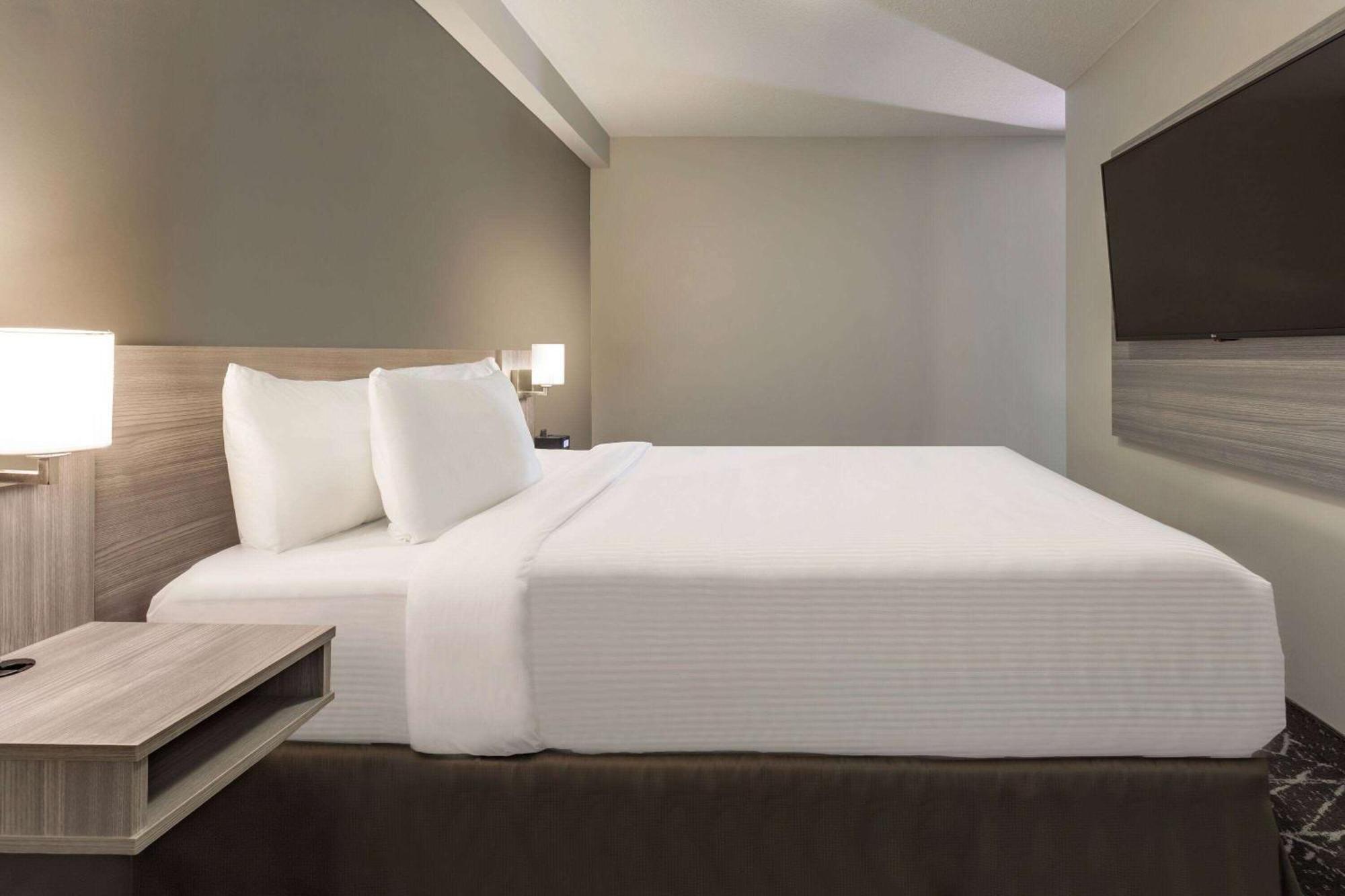Microtel Inn & Suites By Wyndham Lloydminster Esterno foto